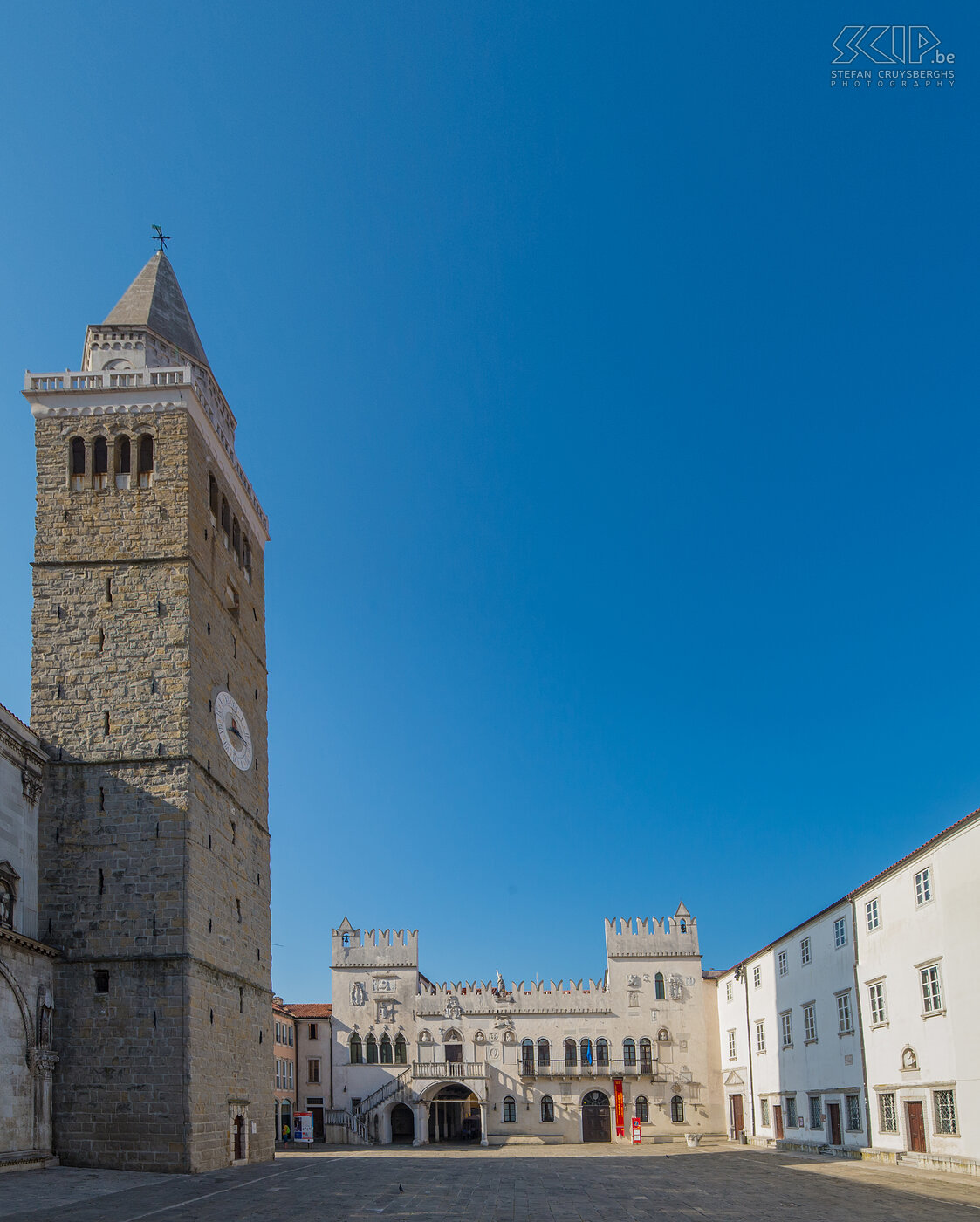 Koper - Titoplein Het Titoplein van het stadje Koper met mooie gebouwen uit de tijd dat Venetië er de scepter zwaaide zoals de St.-Nazariuskathedraal, de Loggia en het Pretoriaanse Paleis Stefan Cruysberghs